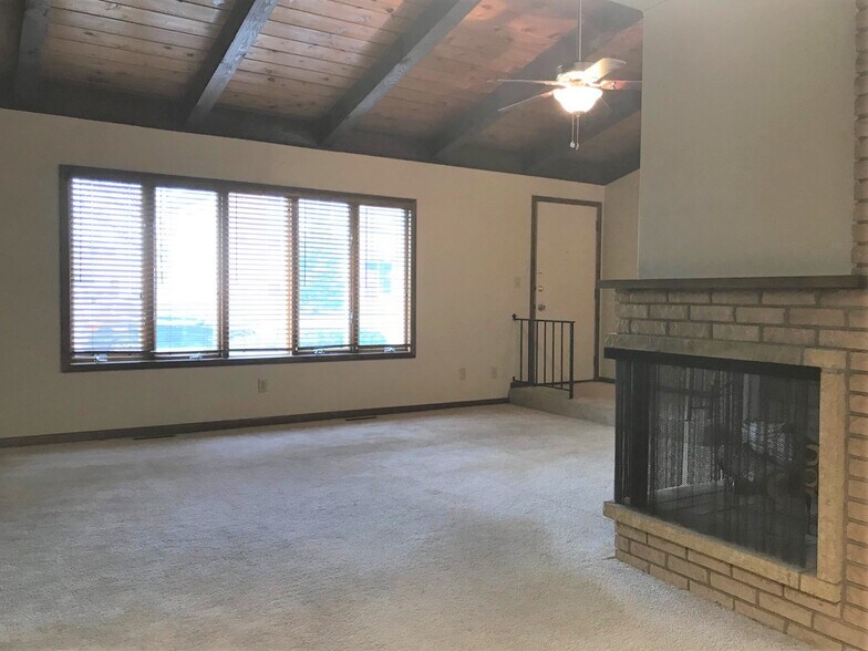 Building Photo - 408 Holly Ln