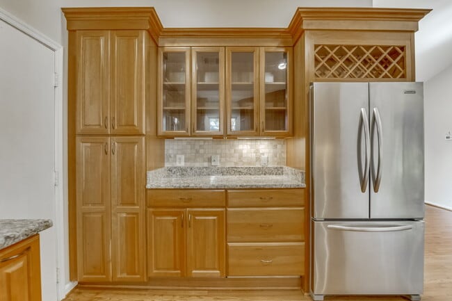 Building Photo - Modern Comfort and Convenience Await