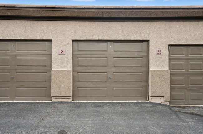 Building Photo - Northwest Condo with Modern Finishes & Gre...