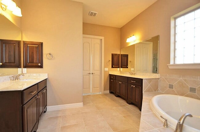 Building Photo - 4802 Fairford Dr