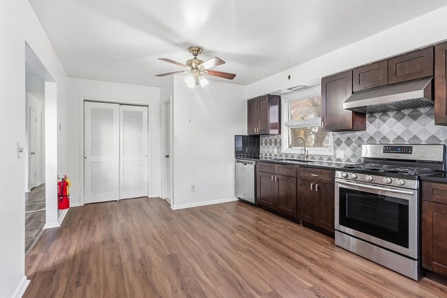 Building Photo - 2 Raydol Ave