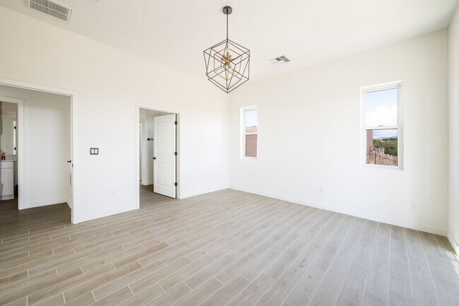 Building Photo - Stunning 3-Bedroom Home with Mountain View...