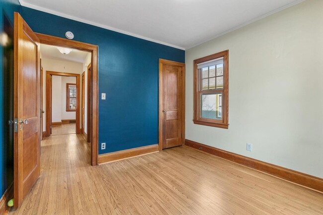 Building Photo - 2300 NE McKinley St