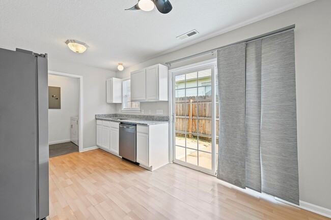 Building Photo - Cute Two Bedroom Home