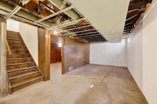 Building Photo - 514 W Lakeside St