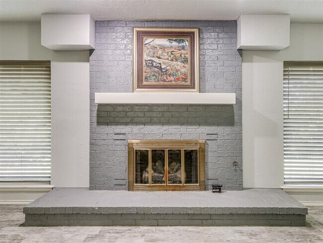 Building Photo - Updated & Close to Everything!