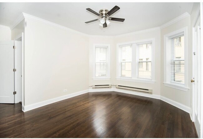 Building Photo - 3817 N Greenview Ave