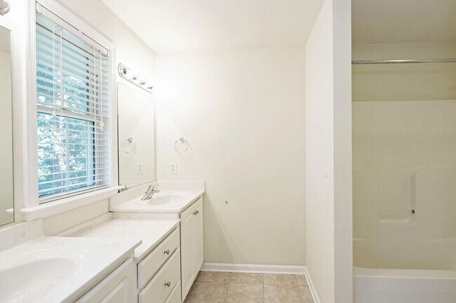 Building Photo - Spacious Melbourne Park Townhome