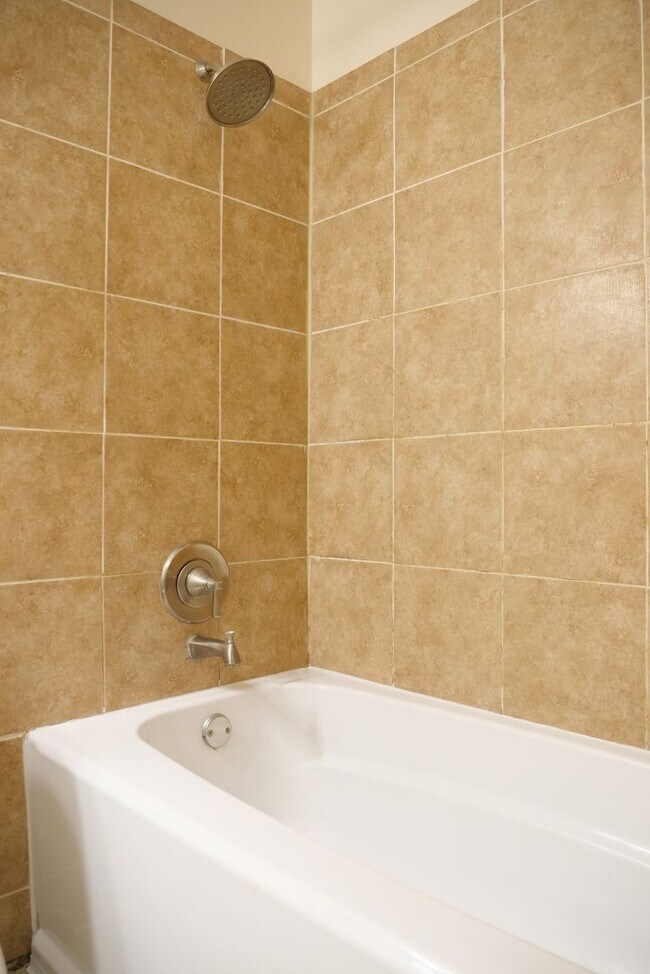 Building Photo - Clean, Bright & Move-In Ready! 3-Bedroom H...