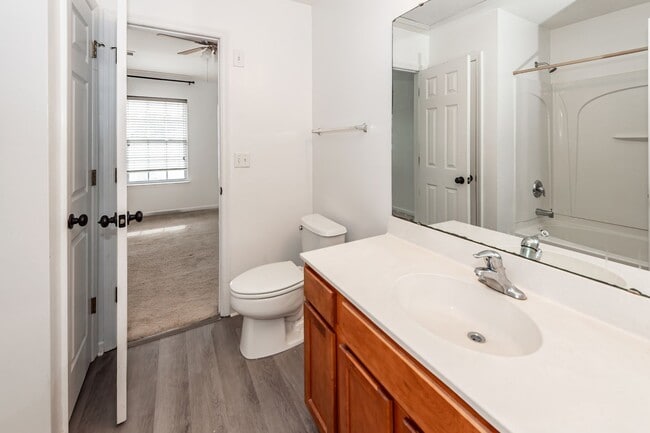 Building Photo - 2 Bedroom, 1.5 Bathroom Townhome - Charleston