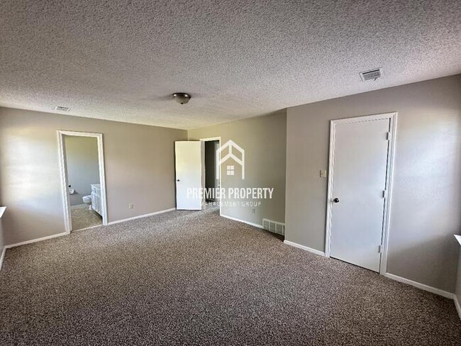 Building Photo - 6016 Rosewind Cir W