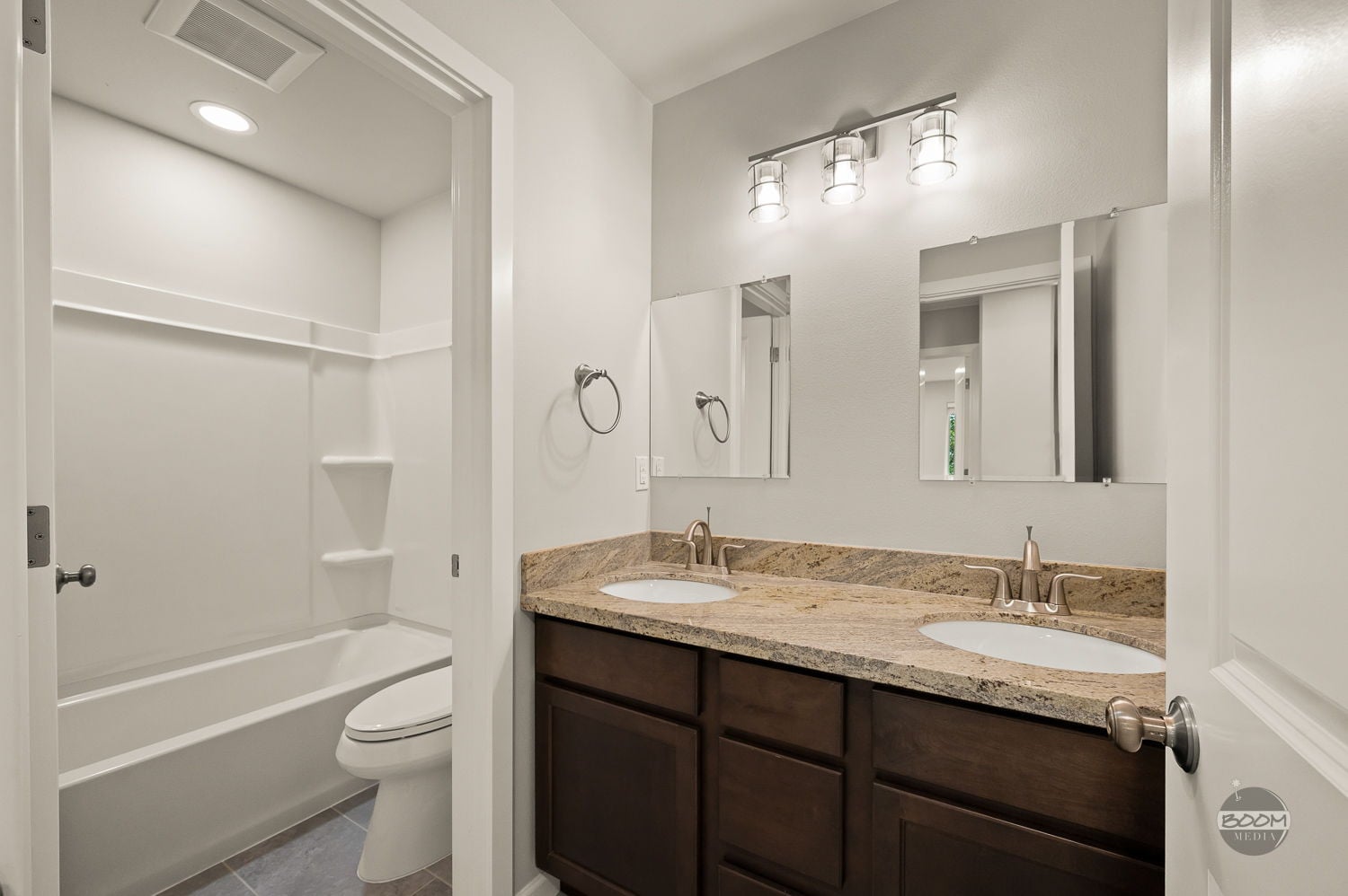 Building Photo - 1501 N Sunny Hill Cir