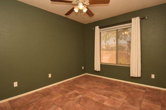 Building Photo - Bright & Open SE Tucson 3 Bed 2 Bath with ...