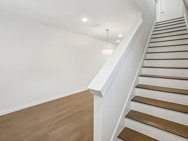 Building Photo - MOVE IN READY