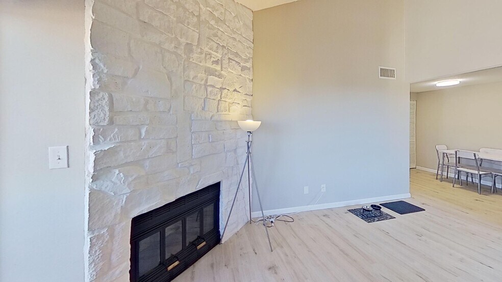 Building Photo - 2929 W Floyd Ave