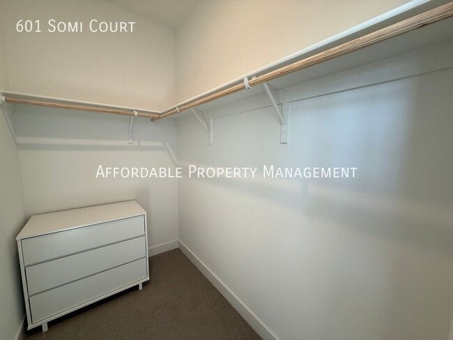 Building Photo - 601 Somi Ct