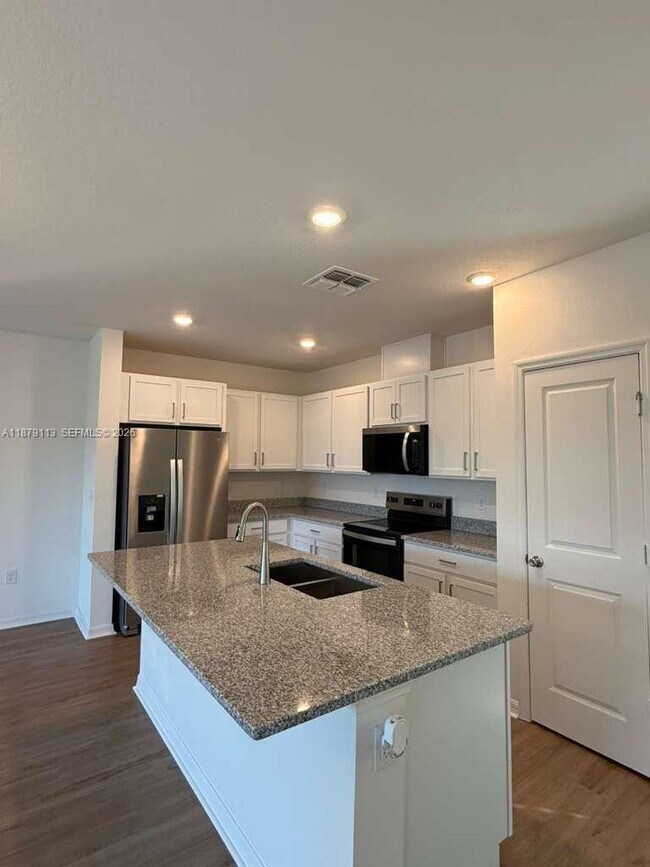 Building Photo - 410 Sequoia Dr