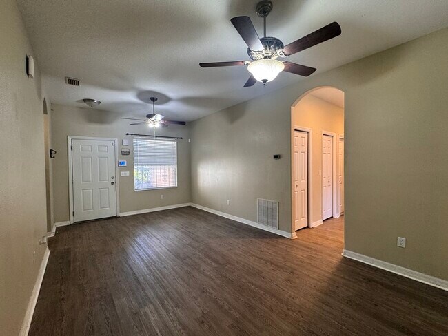 Building Photo - Charming 3-Bedroom Home with Modern Update...