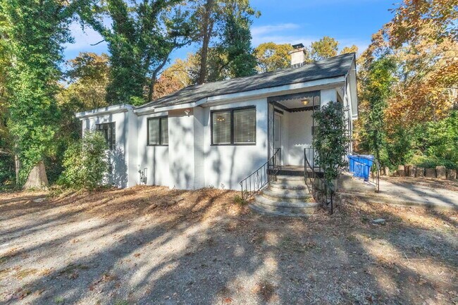 Building Photo - Beautifully Maintained 3BR/1BA Residence Near Downtown Spartanburg