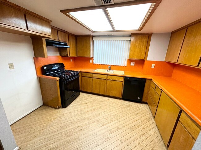 Building Photo - Beautiful 3 bed/2 bath unit in Huntington Beach