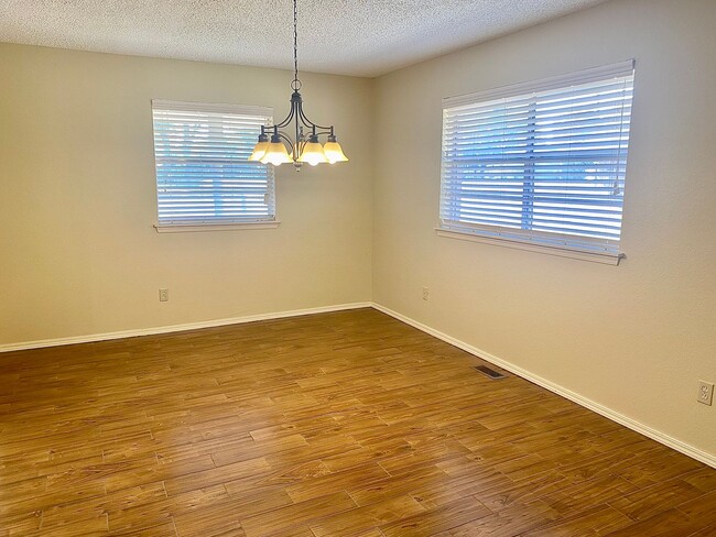 Building Photo - Cute 2 Bed Duplex in Downtown Edmond