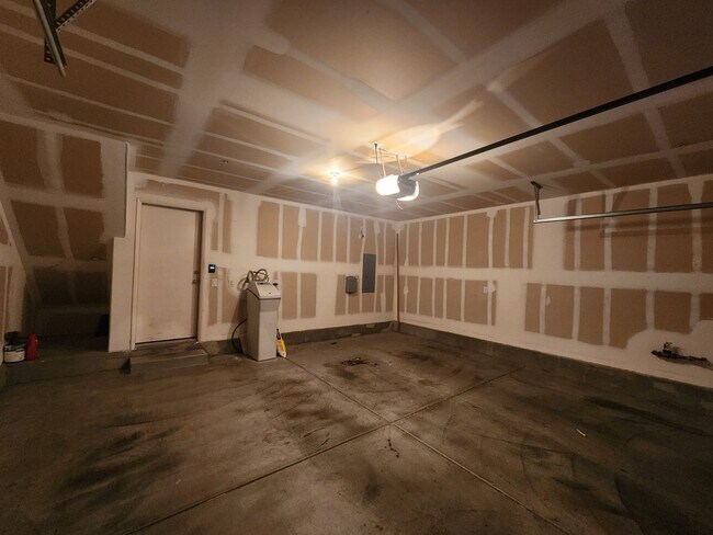 Building Photo - Unique condo with rooftop Strip Views and modern amenities.