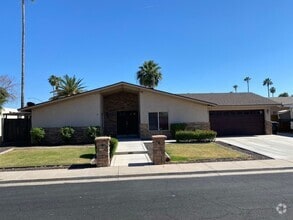 Building Photo - Pool & Built In BBQ