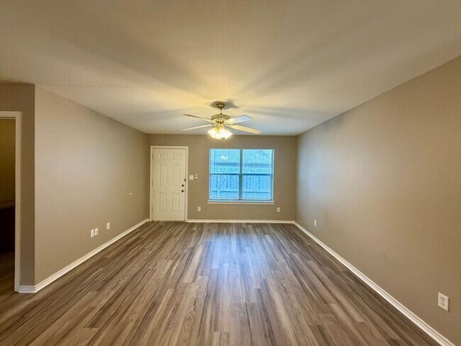 Building Photo - 2 Bedroom, 2 Bathroom Duplex!