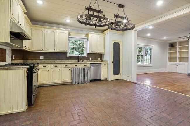 Building Photo - 251 Cheatham Springs Rd