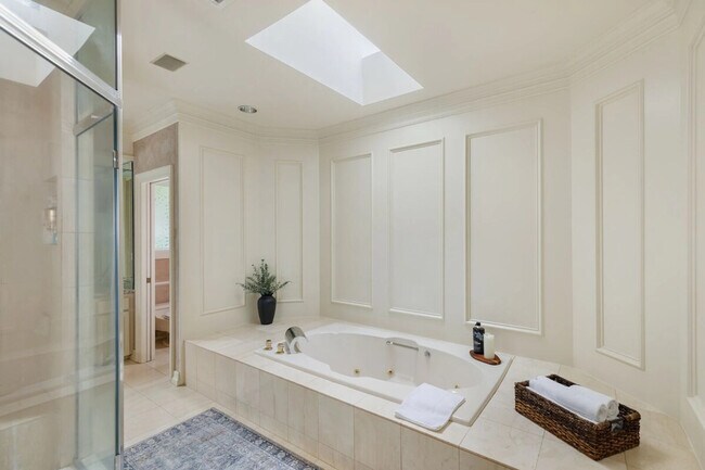 Building Photo - 6408 E Mercer Way