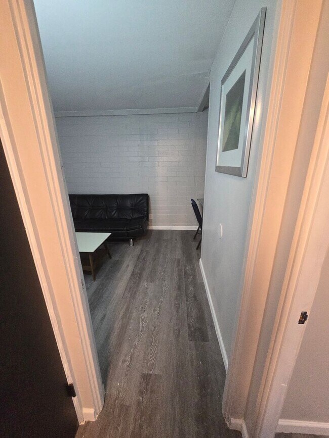 Building Photo - Rooms for Rent – Furnished, Lockable, & Private Backyard! 6 Spots Open.