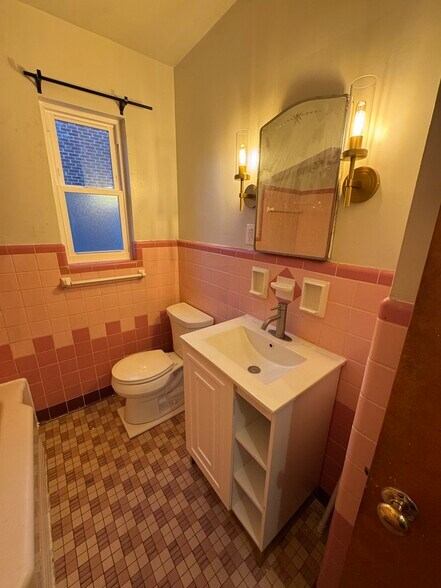 Bathroom - 3903 Kirkup Ave