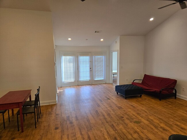 Building Photo - 802 W Longleaf Dr