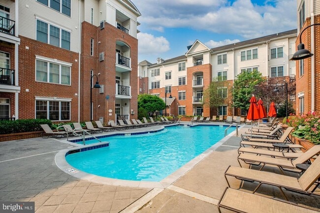 Building Photo - 75 Maple St