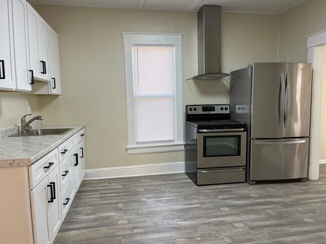 Building Photo - ADORABLE 3 BEDROOM HOUSE- FENCED BACK YARD
