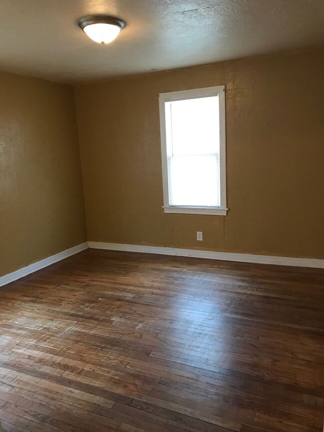 Building Photo - Cute and affordable 2/1 Large master WATER...
