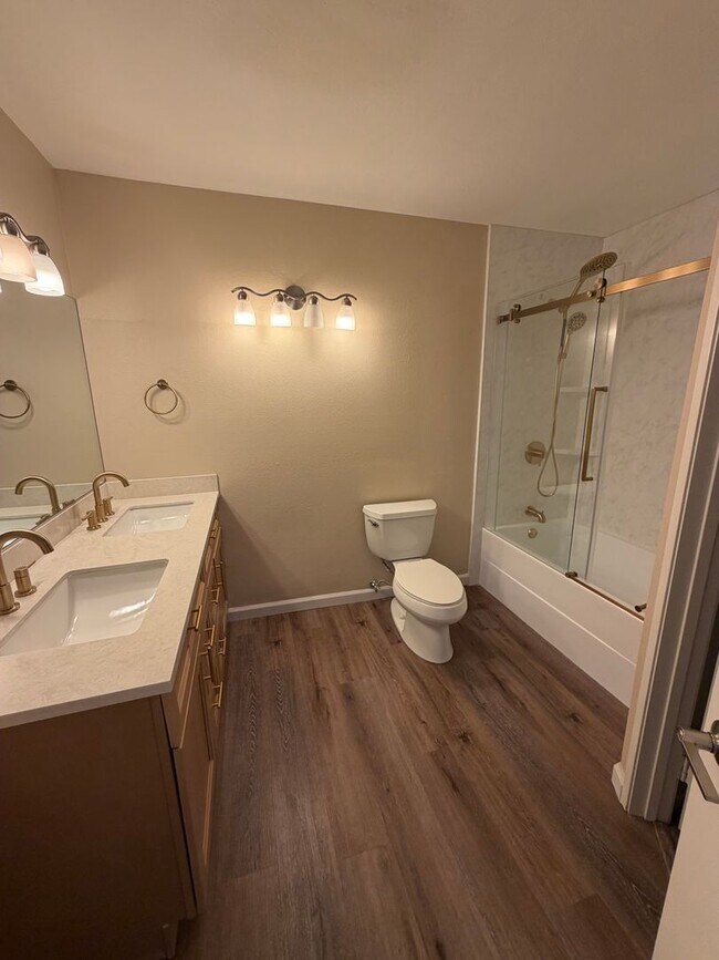 Building Photo - 2 bed, 2.5 bath Le Parc townhome