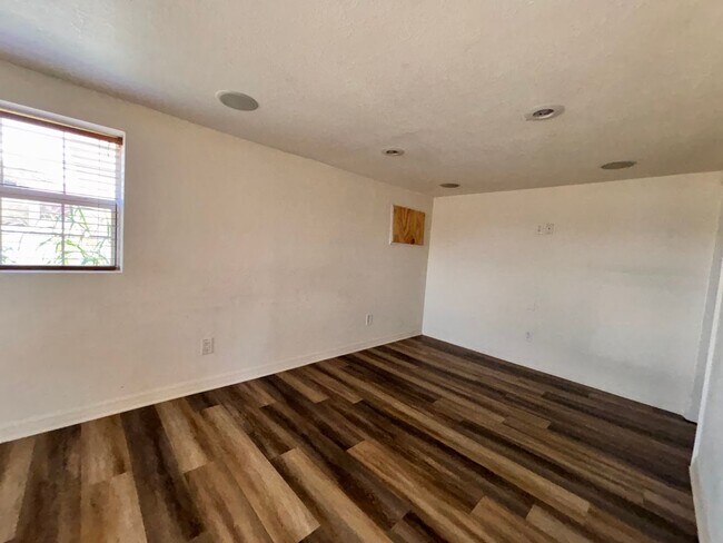 Building Photo - 1/1 Bottom level Duplex!