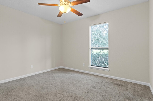 Building Photo - 219 Brooks Dr