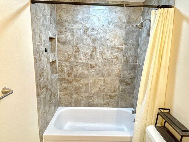 Building Photo - Newly renovated 2 bedroom condo with off-s...