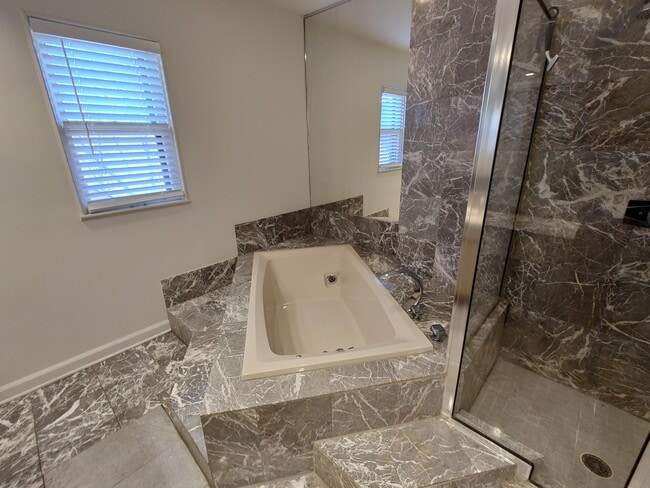 Building Photo - 3200 E Hampshire St