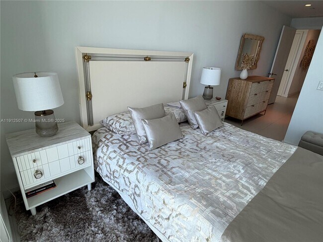 Building Photo - 501 NE 31st St