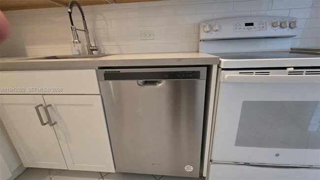 Building Photo - 9381 E Bay Harbor Dr