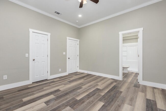 Building Photo - 121 W Kerr Ave