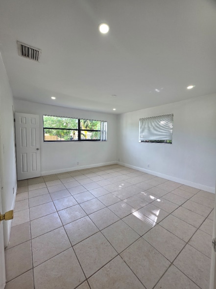 Building Photo - 681 SW 29th Terrace