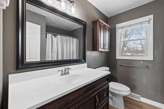 Building Photo - 562 Lone Oak Dr