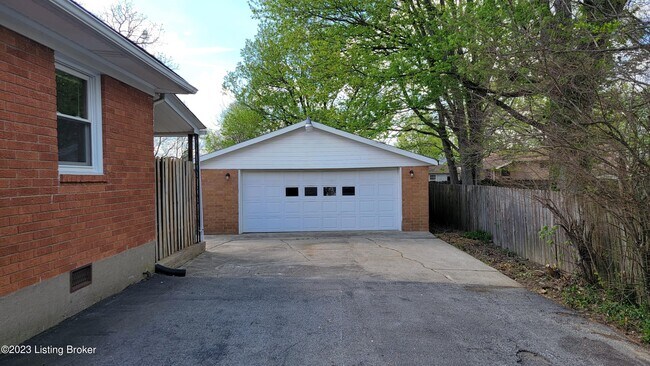 Building Photo - 11616 Maple Way