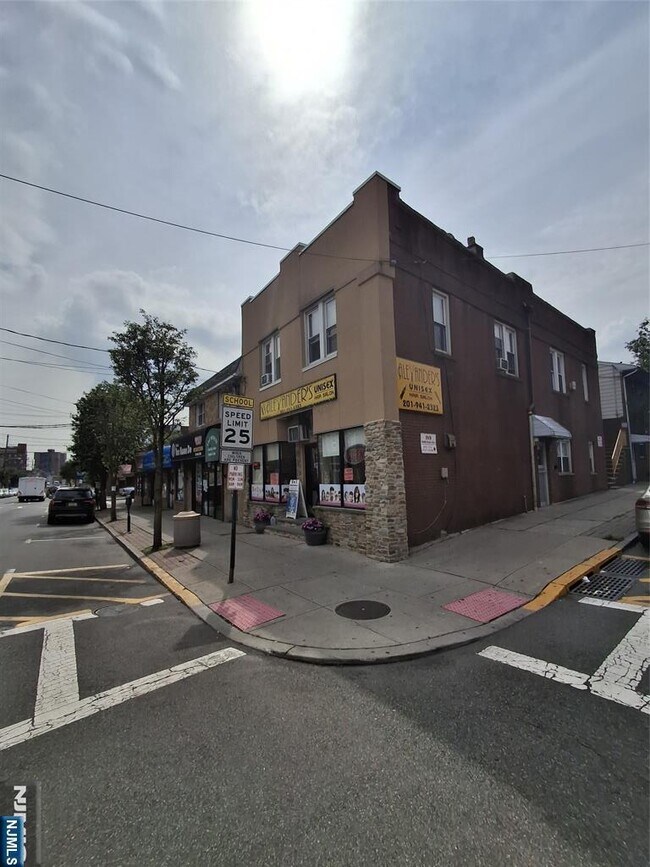 Primary Photo - 189 Anderson Ave