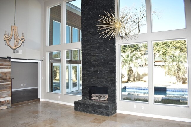 Building Photo - Modern home with pool in Arlington