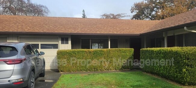 Building Photo - 1227 NW Highland Ave